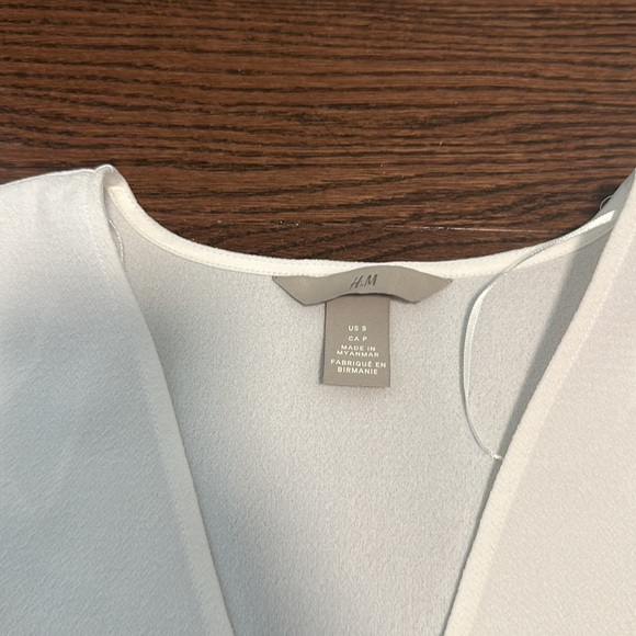Brand New H&M V-Neck Blouse - Picture 2 of 4